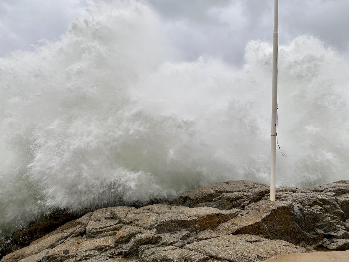 FerranSabata's tweet photo. El Canadell - Calella de Palafrugell. He cadat una mica moll💦💧🌊 @eltempsTV3 @TomasMolinaB @324cat #llevantada https://t.co/WZx8hpExwl