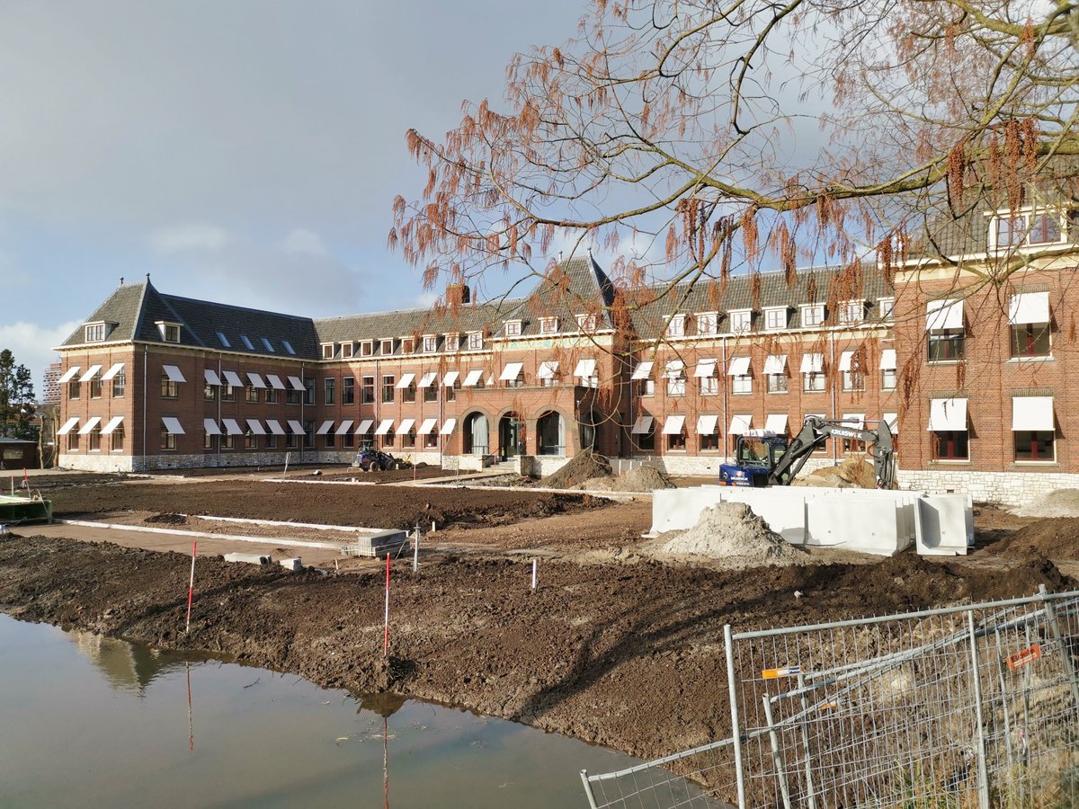 Voortgang herinrichting voorzijde voormalige Sint Jozefpaviljoen waar binnenkort bomen en planten de grond in gaan aan de Graaf Florisweg in #Gouda.  <a href="/DOMUSMAGNUScom/">Domus Valuas</a> domusmagnus.com/locaties/sint-…