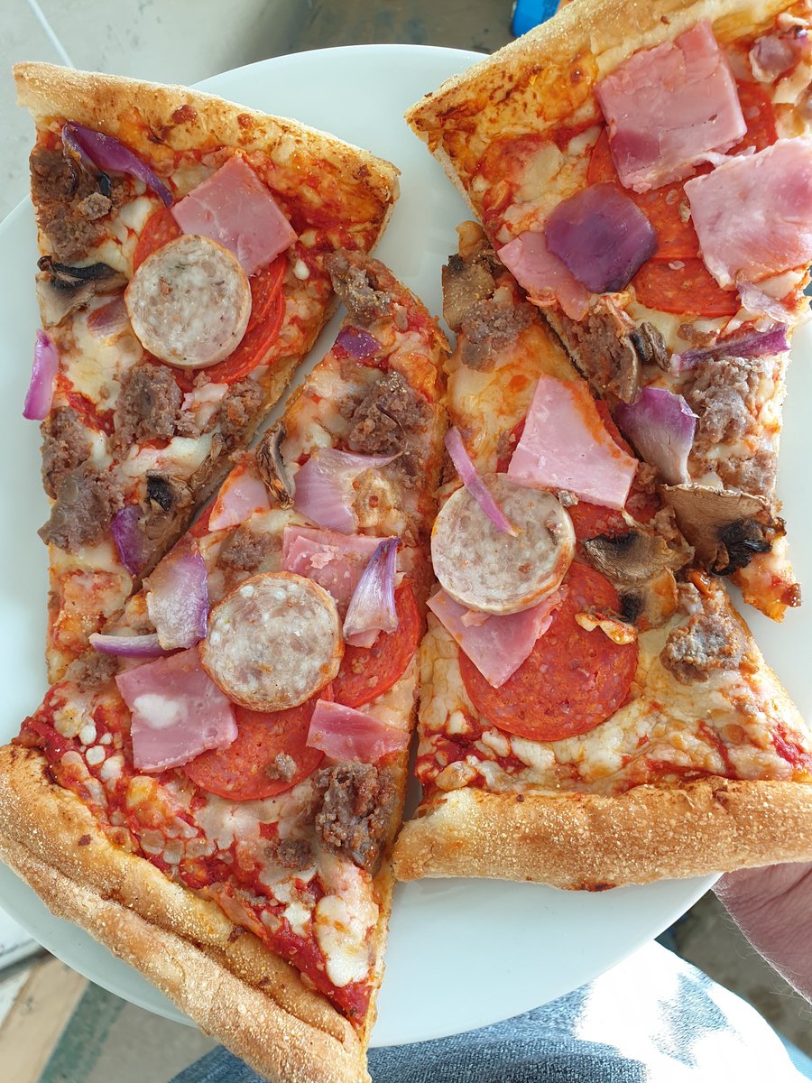 Shane_Evs's tweet photo. Lunch at work today was leftover Domino's pizza from yesterday 🐷🍕🍕#mightymeaty https://t.co/zUMpSY5yac