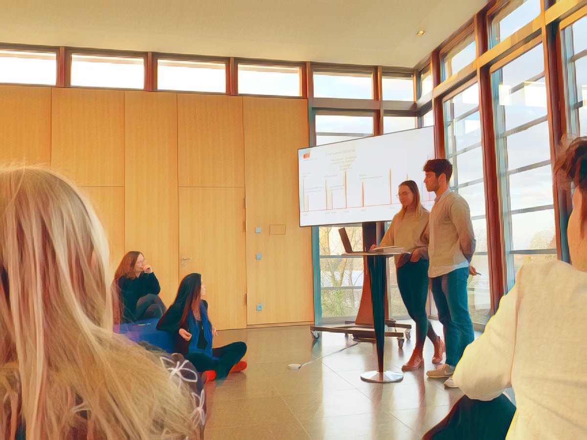 Heute haben wir das #s_ne-Team @h_da zu Gast. #LabTalk und unsere jungen Kolleg*innen erklären, was wir mit der #Schader-Stiftung so tun...