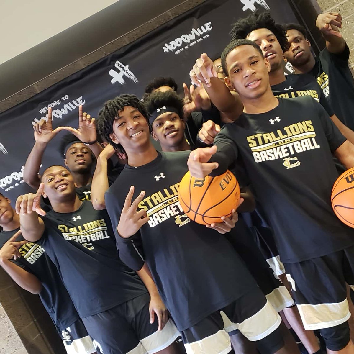 hoopaville's tweet photo. Game #1 @CresMLKBash @FloraAthletics vs @LCHSHoops #WHEREYOUFROM #HOOPAVILLE #MLKBASH2020 https://t.co/1WdU7oTBhf