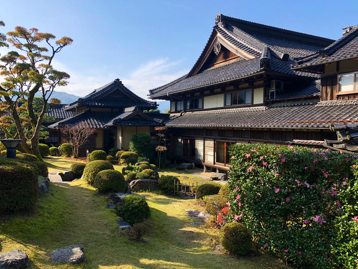 日本庭園情報メディア おにわさん The Japanese Gardens 石谷氏庭園 石谷家住宅は 智頭往来 の宿場町 智頭宿 の代表的な邸宅 豪邸 で 主屋 座敷棟 家族棟のほか明治 大正期の複数の蔵が国指定重要文化財 その庭園が 石谷氏庭園 日本庭園情報メディア おにわさん The Japanese Gardens 石谷氏庭園 石谷家住宅は 智頭往来 の宿場町 智頭宿 の代表的な邸宅 豪邸 で 主屋 座敷棟 家族棟のほか明治 大正期の複数の蔵が国指定重要文化財 その庭園が 石谷氏庭園