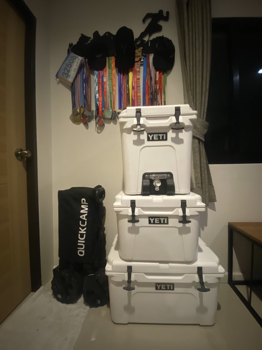 SD_PopnaJA's tweet photo. camper สายเมา กระติกสำคัญสุดคนับ ไม่มีไรแดก นอนยังไงช่างแม่ง เบียร์ต้องเย็นไว้ก่อน #Yeti https://t.co/EyaXdCTKNw