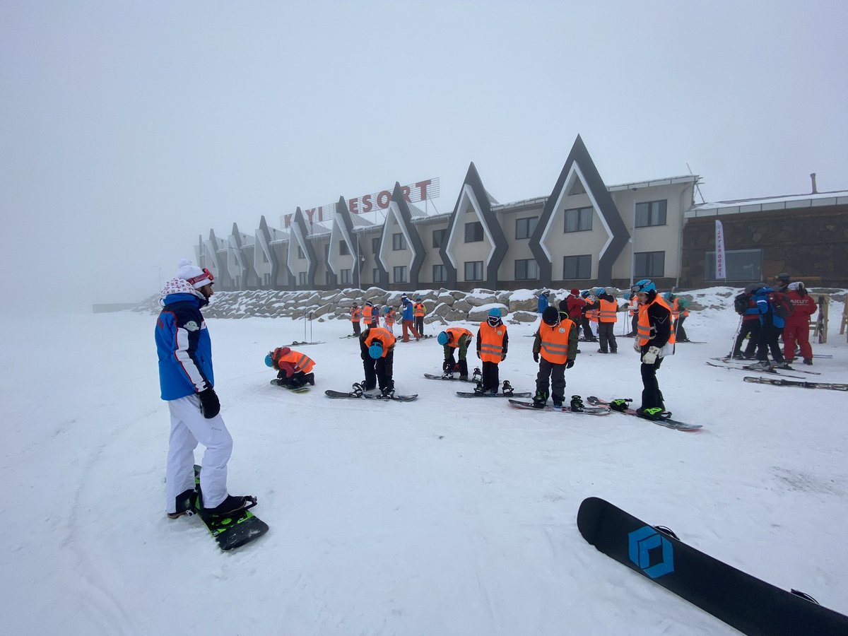 Sömestir Kış ve Kayak kampımızın birinci grubu tüm hızıyla devam ediyor. #akut #akutdogadayasam #dogadayasam #somestir #kayak #snowboard #somestirkampı #aratatil  @AKUT_Dernegi