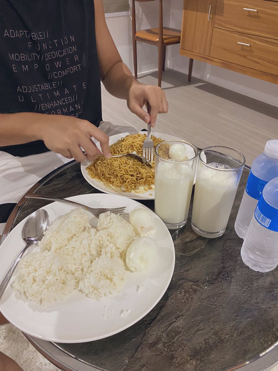 camilltrinidad's tweet photo. Egg, pancit canton &amp; milk for midnight wt my bebe. ☺️❤️ https://t.co/Q9HwZqI4ce