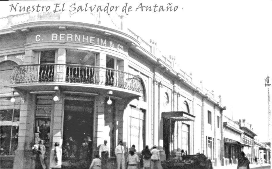 HervinRecinos1's tweet photo. #Historia Almacén París Volcán  diseñado y construido en 1921 por el arquitecto e ingeniero costarricense Daniel C. Domínguez para Bernheim y Cia, construido en concreto armado y estilo neoclásico, en el 2020 a un año de cumplir 100 años albergará el Restaurante Cubano Chachachá. https://t.co/DoVmYIISe3