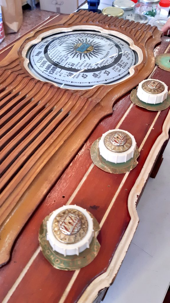 andrea_quart's tweet photo. #MuseuVirtualQDP #FEDER #EDUSI
#QuartdePoblet
Els objectes etnològics ens parlen d marques i dissenys d l'economia i la vida quotidiana local/comarcal d l'Horta
#radio de 5 vàlvules Marca #VILOR #MadeIn #València
👉any 1948 quan la 📻 era el mitjà d comunicació per antonomàsia https://t.co/GKtpONWK4A