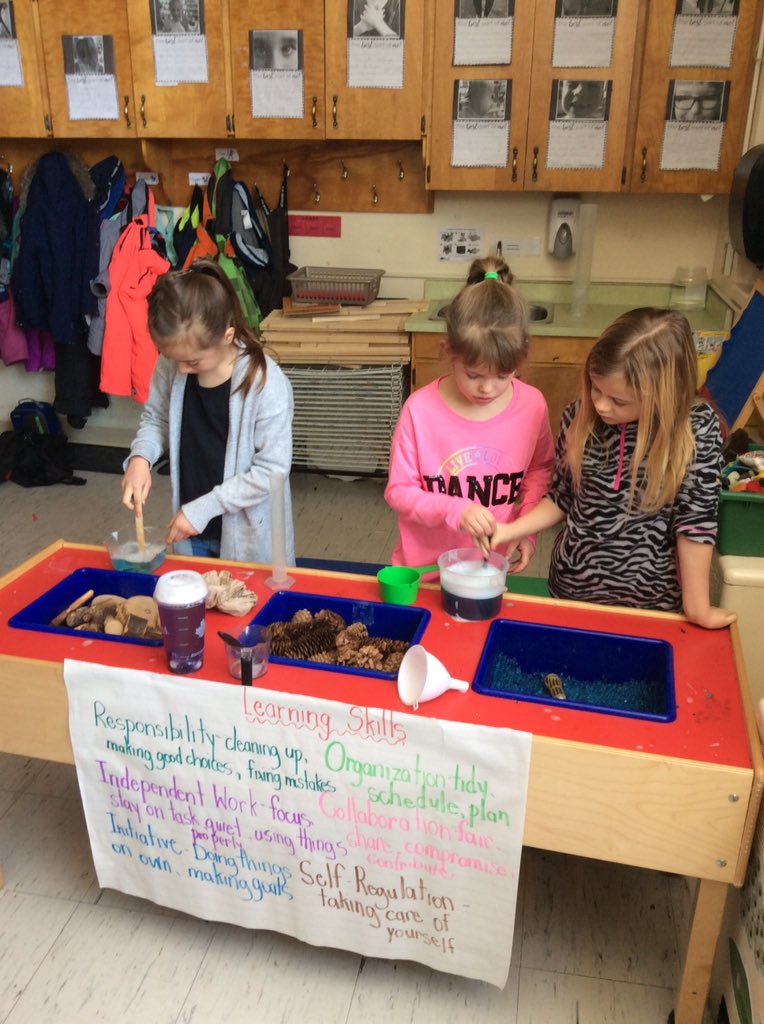 sarahmolinski's tweet photo. Experimenting with water and different mixtures. "Soap and water mix well so that means it's called a solution"! 💦🚰💡 @alcdsb_jose #scienceisfun #inquirybased https://t.co/eDAF4em8Br
