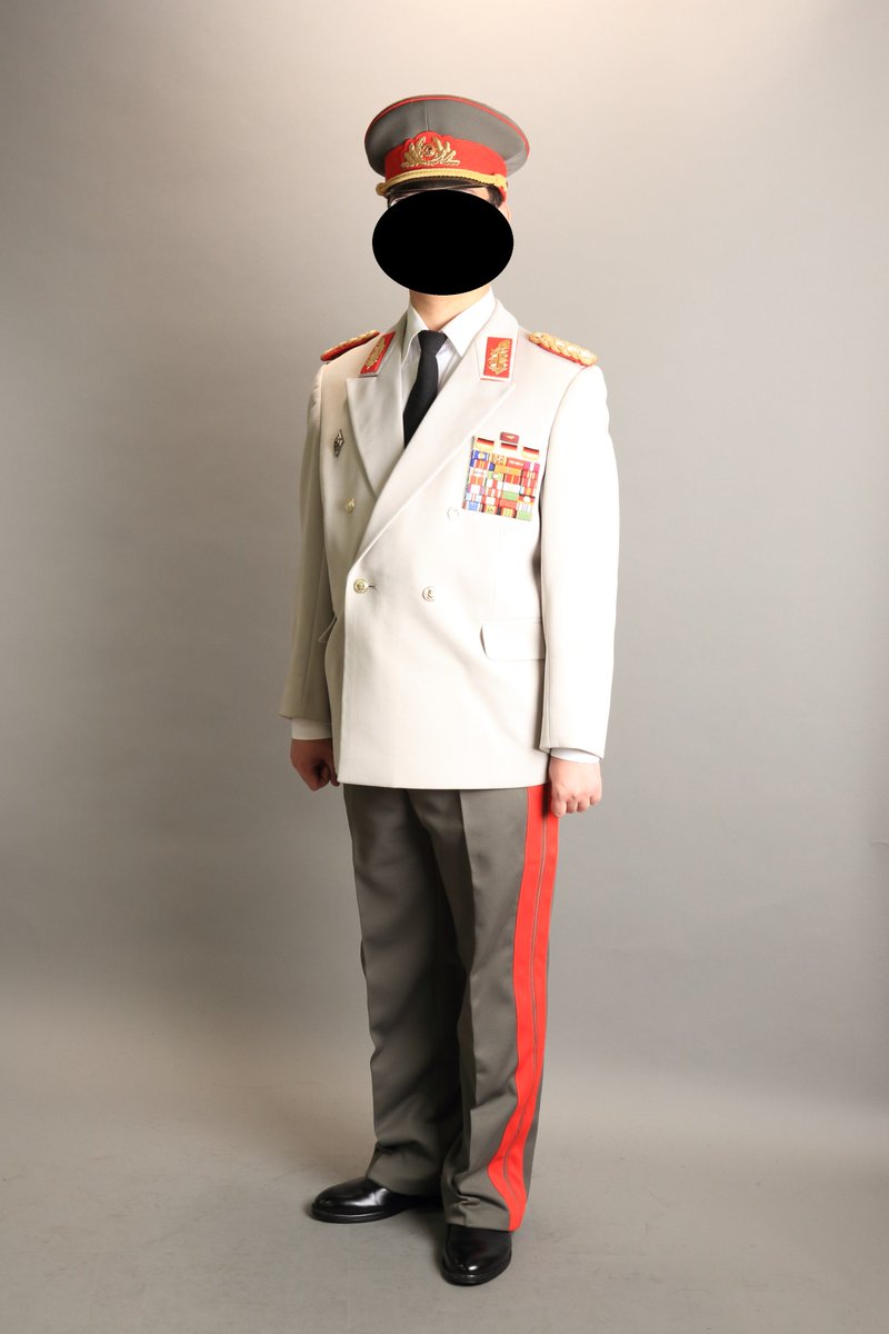 東ドイツの将官制服、ソ連制服に寄った作りなんだけど随所にドイツ