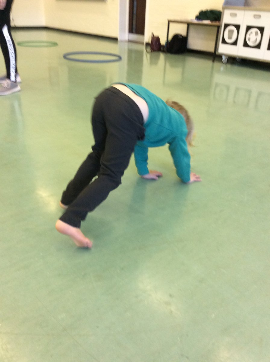 Springwood_Prm's tweet image. #springpe #springplaytolearn #springpowis we are enjoying after school club today, learning lots of new moves.