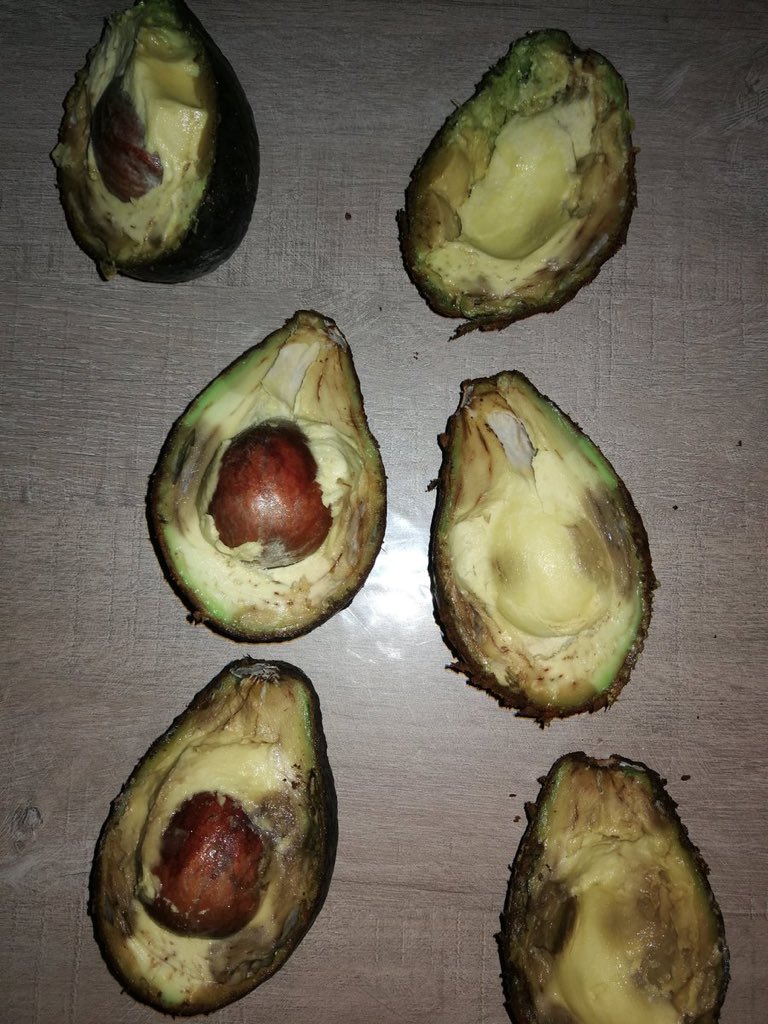 dheeyann's tweet image. Je ne me suis jamais autant fait avoir dans ma vie qu’avec l’achat des avocats ;quand t’es chez la vendeuse 😃c’est top ... a  la maison 😫😫😭#needtips