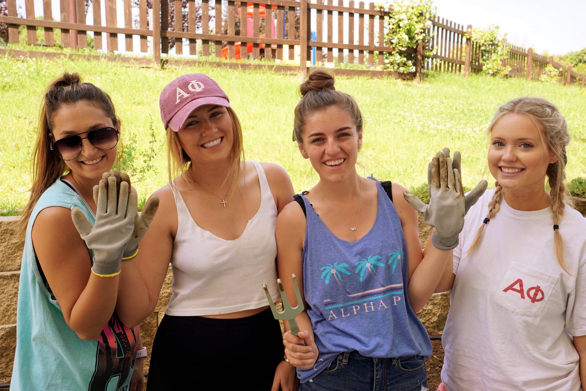 We know how important #philanthropy is to our students - and we so admire that! Take your cause abroad this summer and sprinkle a little love in #Florence!
selectstudyabroad.com/activities/