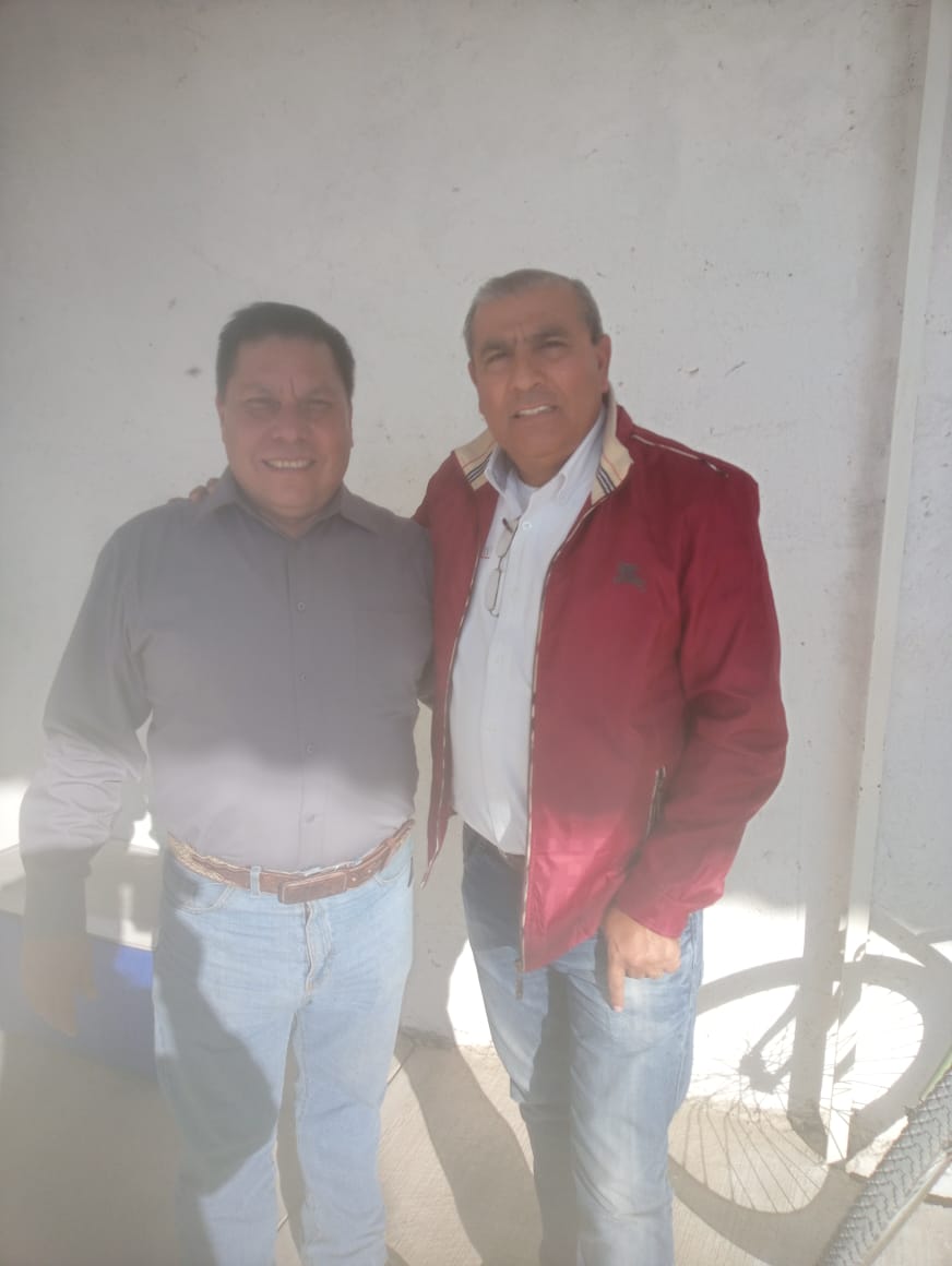 Saludando al profesor Demetrio Director General de parte de Cecytec Hercules