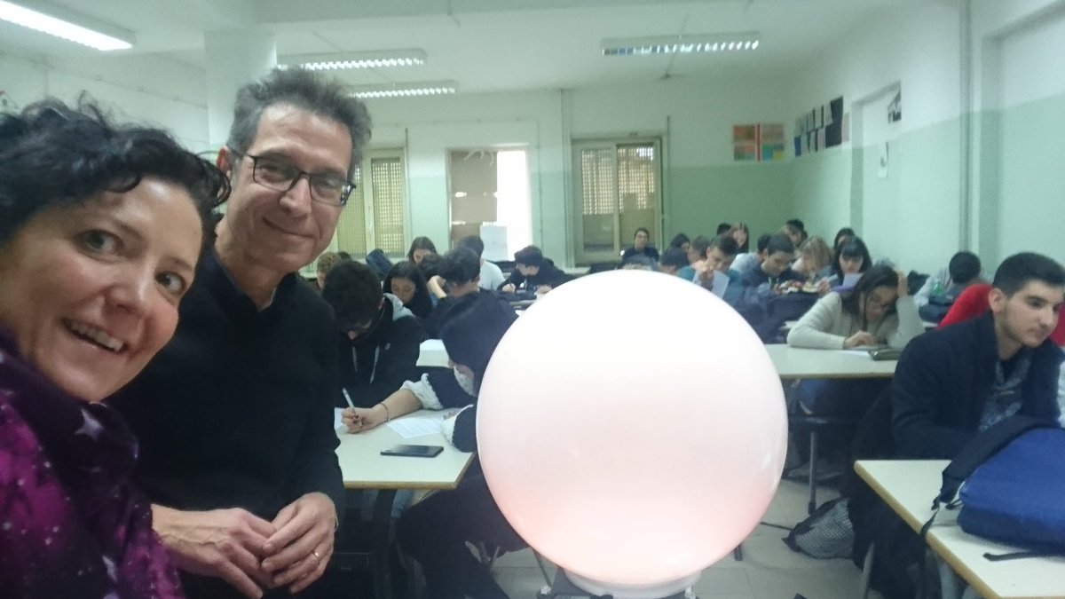 liviagiacomini's tweet photo. Oggi a #Zagarolo al liceo falcone e borsellino con #piar per alternanza scuola lavorO. Perché la ricerca È un lavoro. Il lavoro più bello del mondo. Malgrado tutto. Grazie @INAF_IAPS e @AssSpeakScience #asl #alternanza https://t.co/uUiKax2tpb