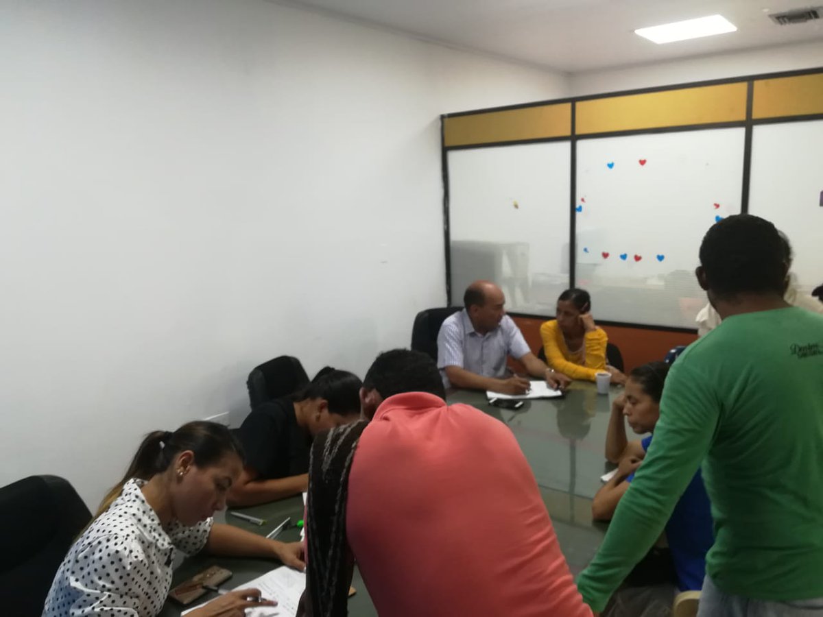 fonvisocial's tweet photo. Familias del sector de Altos de Pimienta reciben acompañamiento y apoyo en el proceso de reubicación en la urbanización El Porvenir. Traslado de cupos escolares, rutas de transporte y centros asistenciales, los temas tratados durante la jornada. #AponerOrden #ValleduparenOrden https://t.co/NonbRRYeFz
