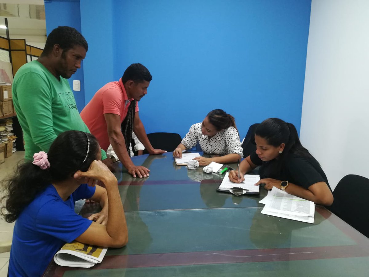 fonvisocial's tweet photo. Familias del sector de Altos de Pimienta reciben acompañamiento y apoyo en el proceso de reubicación en la urbanización El Porvenir. Traslado de cupos escolares, rutas de transporte y centros asistenciales, los temas tratados durante la jornada. #AponerOrden #ValleduparenOrden https://t.co/NonbRRYeFz