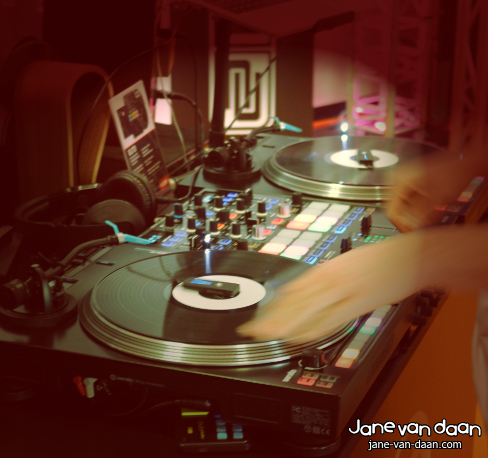 tonkutsche's tweet photo. RT JaneVanDaan "Trying some new #decks ๐. What is better? #MP3, #Vinyl, #CD...? ๐
My #music https://t.co/b2KnKfCNtn ๐ง
#trance #trancemusic #upliftingtrance #djane #vinyl #recordplayer #recorddeck #djing https://t.co/I4d9ETyqpQ"