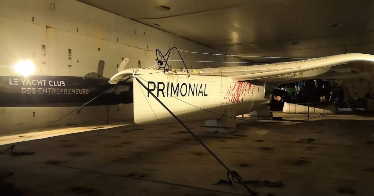 Après un long périple depuis Salvador de Bahia, Brésil, déchargement du #Multi50 <a href="/Primonial/">Primonial</a> à Lorient
#Trimaran #Navigation #PrimonialSailingTeam