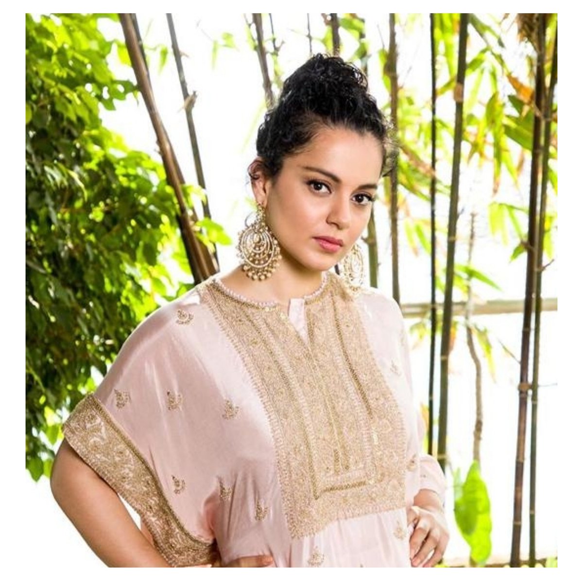 strut247x's tweet photo. ✔Brilliant gleaming base
✔Dressy eye makeup
✔Neutral glossy lips
And you’re all set to rock the day #anilc for #KanganaRanaut
#makeuplook #celebritymakeupartist #kanganaranaut #strut24x7 https://t.co/l9yxHKFoTT