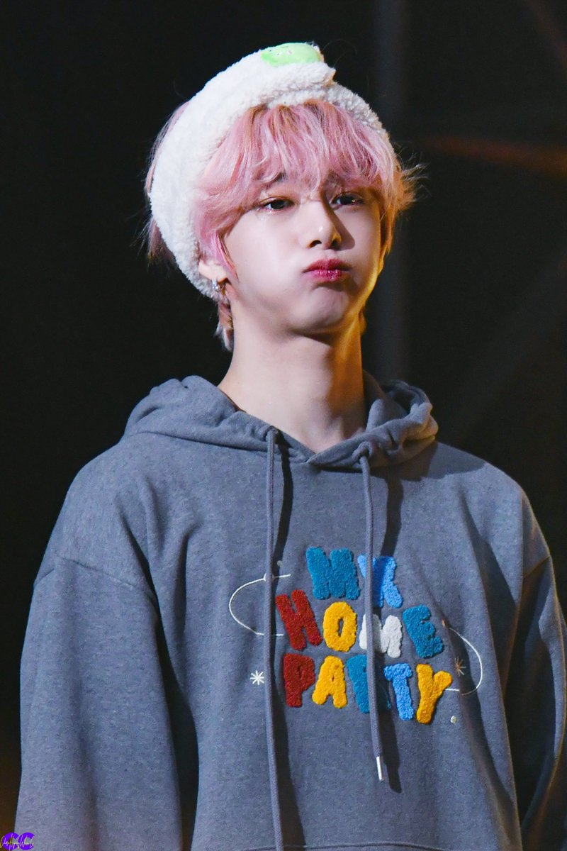 ChaehyungwonC's tweet photo. 200118 팬콘 HQ 

벚꽃도령 귀여워..

#MONSTA_X #몬스타엑스    
#HYUNGWON #형원 
@OfficialMonstaX https://t.co/7DRH1w3agI
