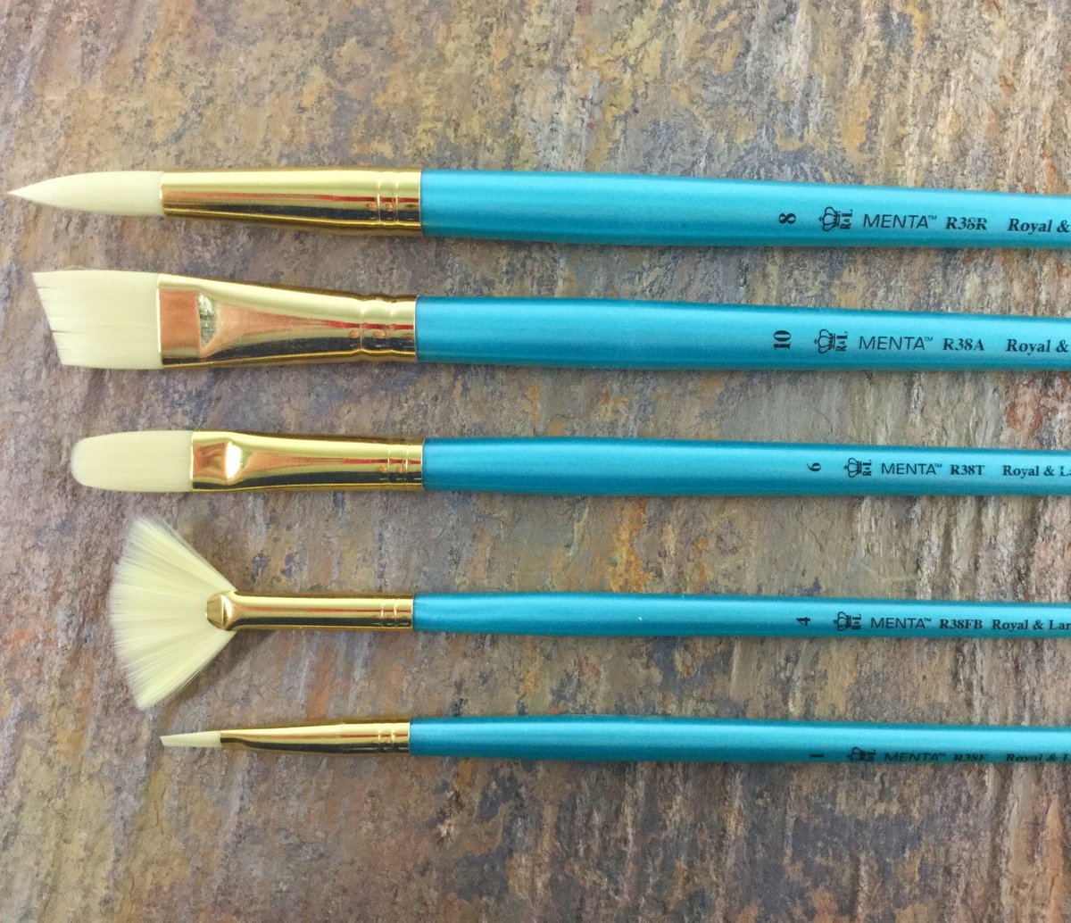 Menta Series 38 brushes are long handled and made with synthetic white bristle that works best with heavy bodied acrylics and oils. 
#royalbrushart #mentabrushes #veganartbrushes #crueltyfree #artstudio #affordableartsupplies