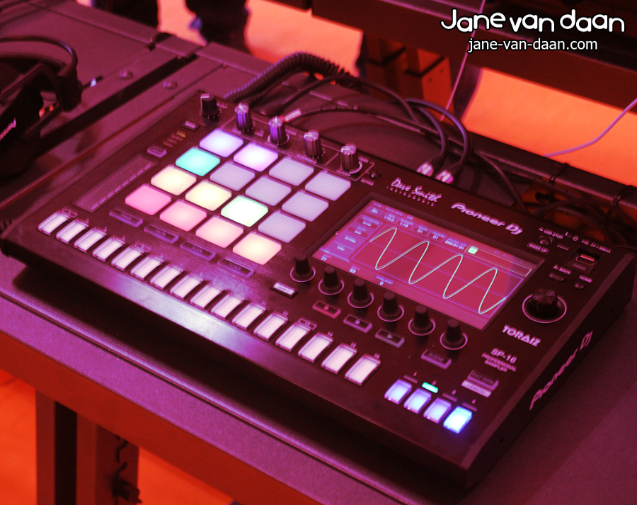 JaneVanDaan's tweet photo. Nice gear! 🎚 I don't think I will use it for regular production, 🎛 but this device is nice! 😍
My #music https://t.co/0WtSfKjiIm 🎧
#trance #trancemusic #upliftingtrance #djane #musicproduction #groovbox #drummachine https://t.co/Y8FhusybVi
