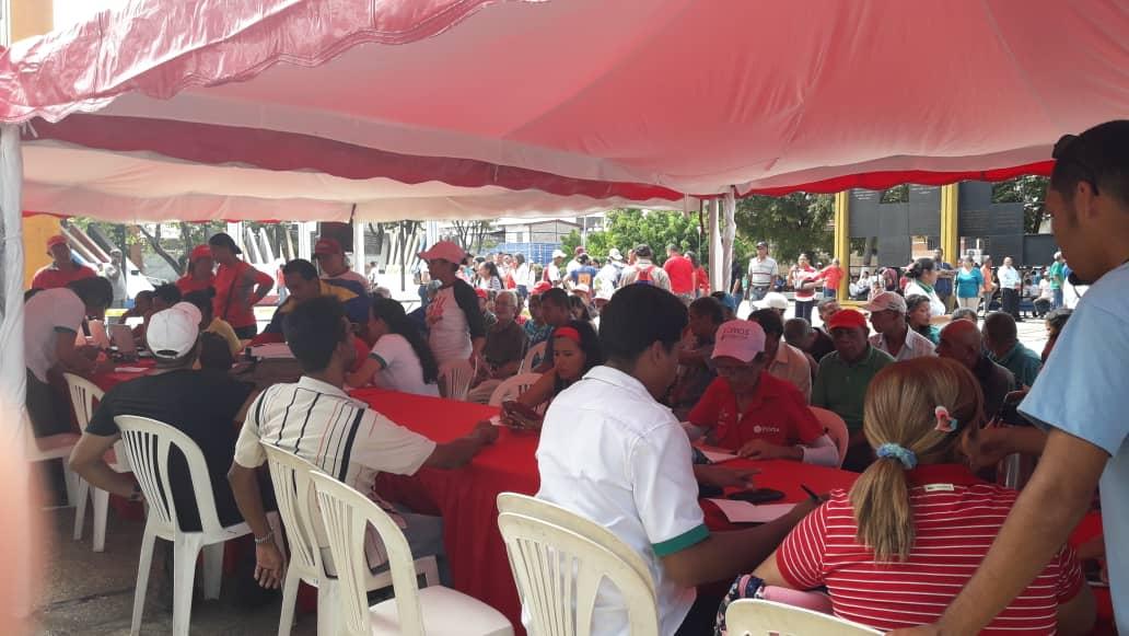 MpppstBol's tweet photo. FOTOS|Nuestro Director de @MpppstBol Alfredo Spooner con sus Funcionarios, Movimientos Sociales, Trabajadores y Juventud de @JuventudPsuvB #VenezuelaAvanza con @NicolasMaduro https://t.co/5Td7YsvvlY