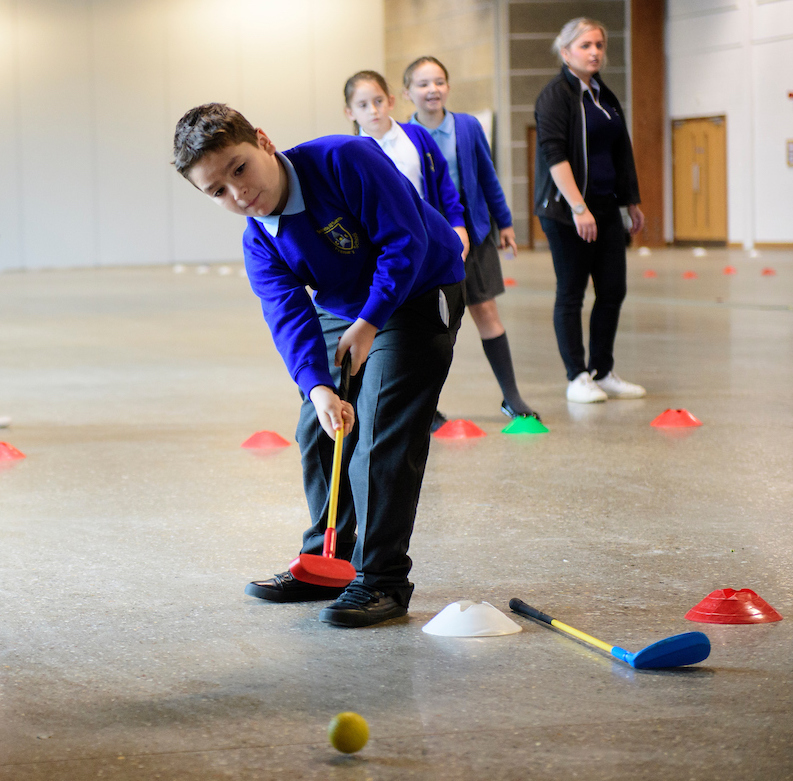 @GolfRootsHQ team(RDOs) give kids in 3,200 schools(image) a chance to try golf 😀StaceyMitchell, RDO for S.Yorks, went back to her old school (BranstonCommunity) with top <a href="/ThePGA/">The PGA</a> pro <a href="/sophunter/">⛳Sophie Hunter⛳</a> <a href="/PottergateC/">Pottergate Golf Club</a> to show golf is fun, cool, friendly!  
See also lght.ly/kfbi9ad