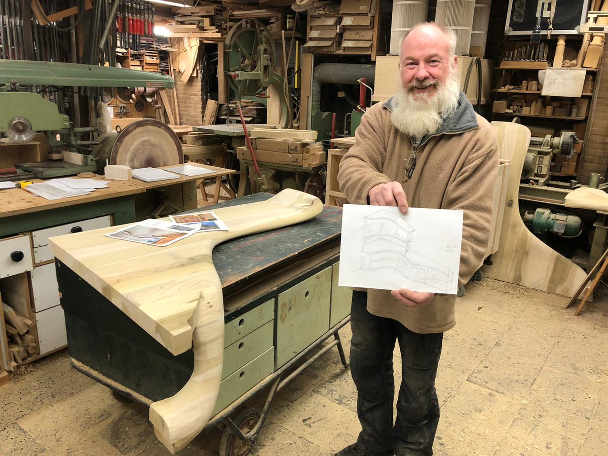 Vandaag eten we mee met René Bruns, schrijnwerker uit het Gelderse Laren. En terwijl hij het ontwerp voor een Gaudi-kast laat zien aan @Beeldbazaar ontdooit zijn vrouw de boerenkool.