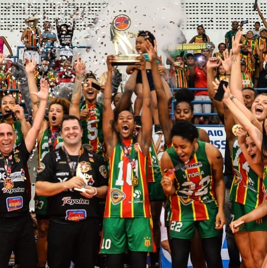 A capitã do bi <a href="/tatipacheco10/">Tati Pacheco</a> é mais uma que fica no <a href="/sampaiobasquete/">Sampaio Basquete</a>! 🇧🇴🦈✍️