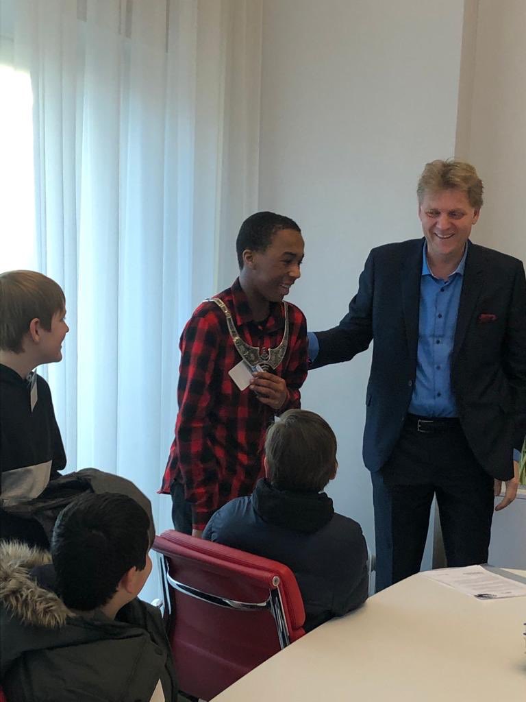 Kinderraad #Assendelft overhandigd burgemeester <a href="/JanHamming/">jan hamming</a> een brief. Verzoek ‘nadenken over ruimte in APV voor 1 - 2 acties per jaar met kinderen uit de wijk op gebied van veiligheid’. #verkeersbordenactie