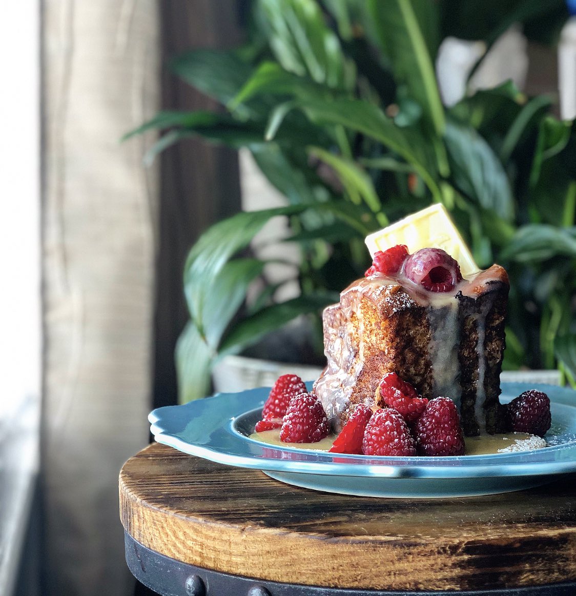 jayacancook's tweet photo. challah french toast, white chocolate ganache, raspberries. https://t.co/2QGURYexQ4