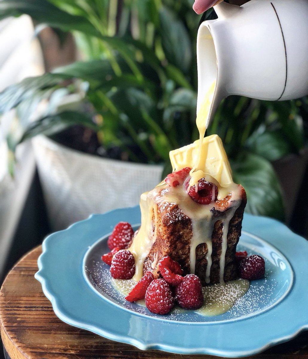 jayacancook's tweet photo. challah french toast, white chocolate ganache, raspberries. https://t.co/2QGURYexQ4