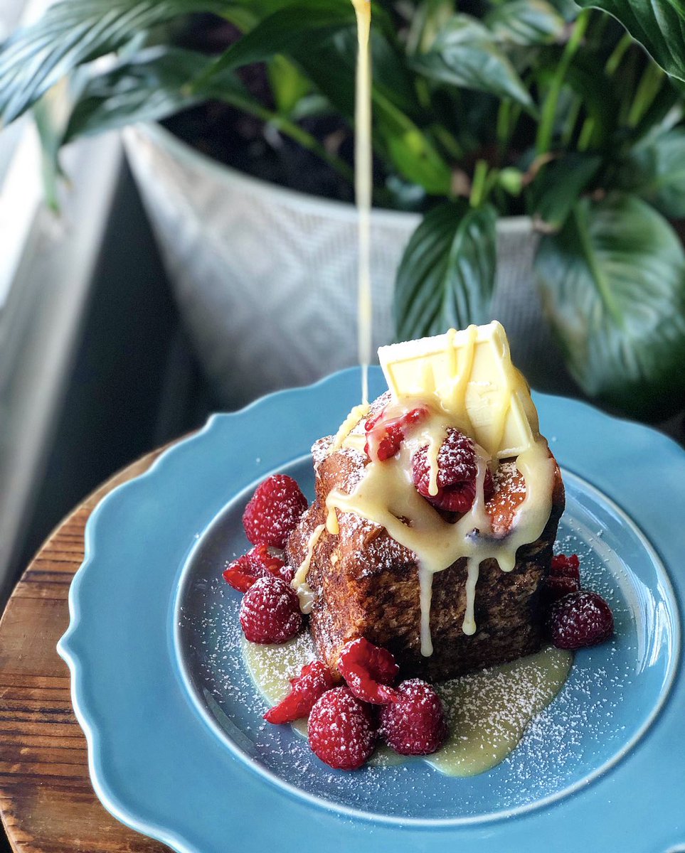 jayacancook's tweet photo. challah french toast, white chocolate ganache, raspberries. https://t.co/2QGURYexQ4