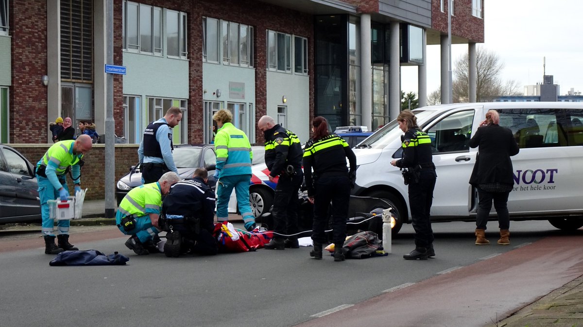 DEN HELDER - Op de IJsselmeerstraat is een man gewond geraakt bij een aanrijding met een taxibus.