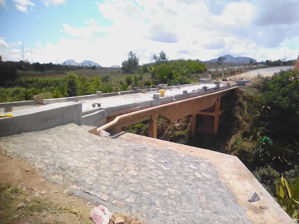 MATP_GOV_MG's tweet photo. #MAHTP Travaux de réparation du pont d'Ambalavao
Les travaux de réparation du pont #Ambalavao sur la #RN7 ont été commencés le 26 novembre 2019. Ils sont prévus pour 60 jours et sont prévus se terminer avant fin du mois janvier 2020 .
L'avancement général est de 85% actuellement. https://t.co/QU11kba2Mz