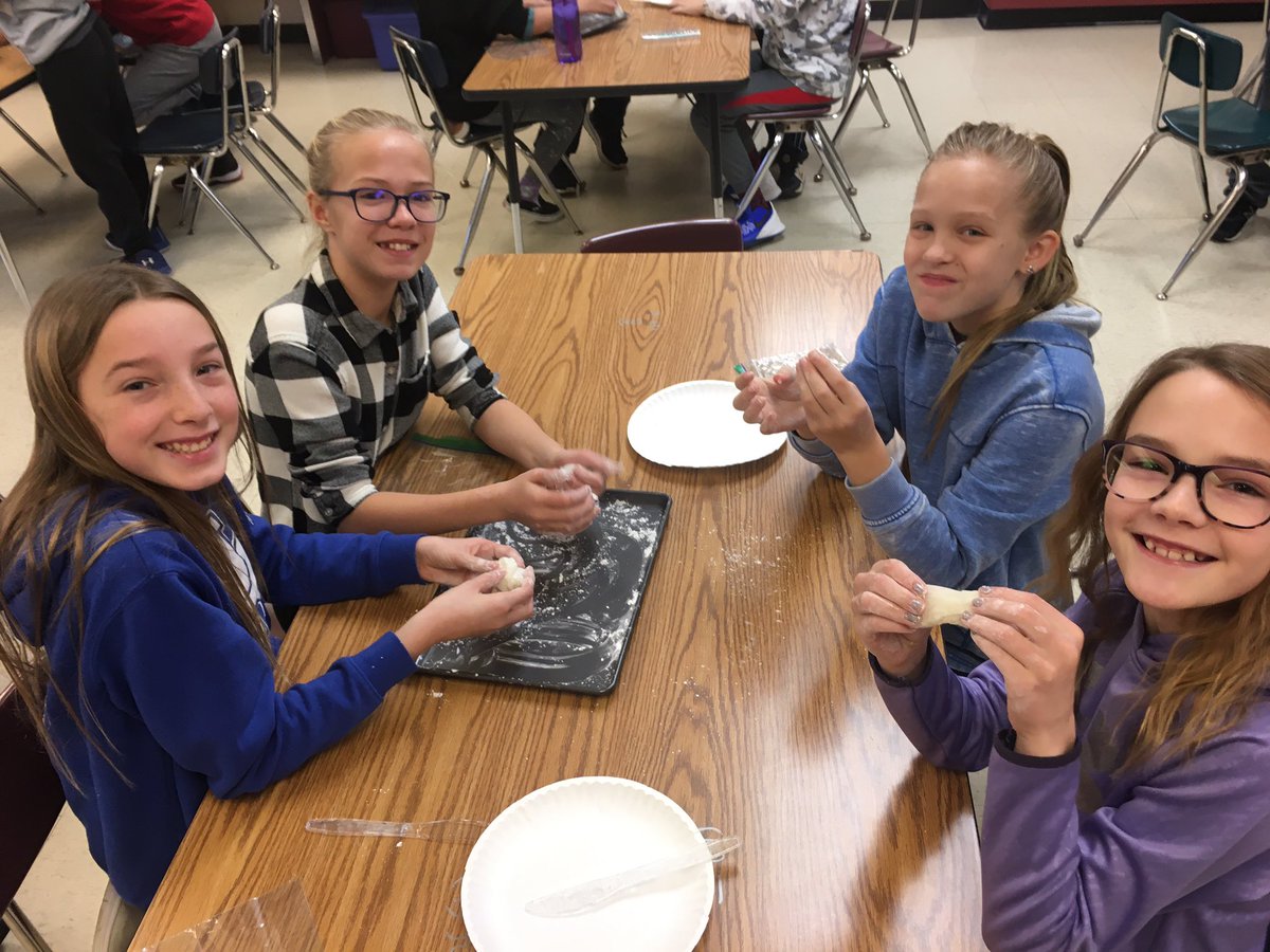 frysensei's tweet photo. Eating mochi is almost as much fun as making it! #NewYearsFun @WarmanColleen @paulin5th @superinfifth @EES_Mustangs @servizzi_teach https://t.co/lhbHUHe1UX
