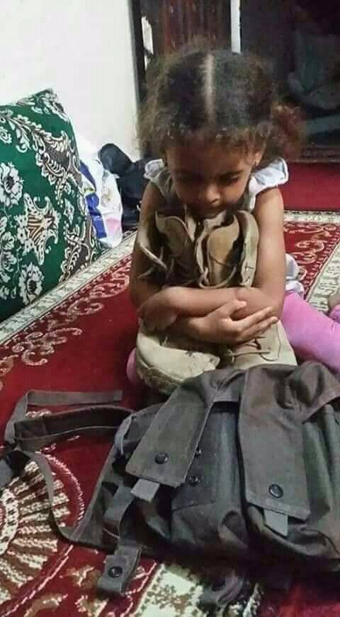 alfayed42's tweet photo. مؤلمة جدا صورة لطفلة من #ابين تحتضن بيادة والدها الشهيد في قصف اللواء الرابع حماية رئاسية بــ #مأرب https://t.co/biqy3GU5Ad