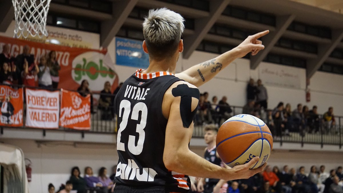 BenedettoXIV's tweet photo. Alcuni scatti dalla vittoria di ieri ottenuta contro Giulianova!

Prossime partite, tutte al Palasavena:
Dom 26 | ore 18 | Tramec Cento vs. @Raggisolaris Faenza
Mer 29 | ore 20:30 | Tramec Cento vs. @PSEBASKET Porto Sant'Elpidio

⚪️🔴#WeAreCento https://t.co/oa1yRLAYbR