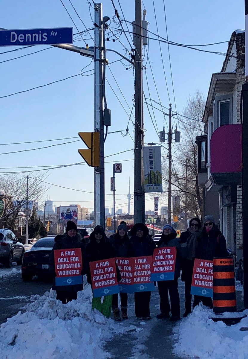The am shift is done and I was proud to stand on the frontlines with these amazing teachers in #Ward6 #YSW. Shout-out to #Keelesdale #Harwood #Cordella #DennisAve. We’re out in the cold to fight for public education 💪🏾#cutshurtkids #telltheminister #ETFO #ETT #ETFOStrong