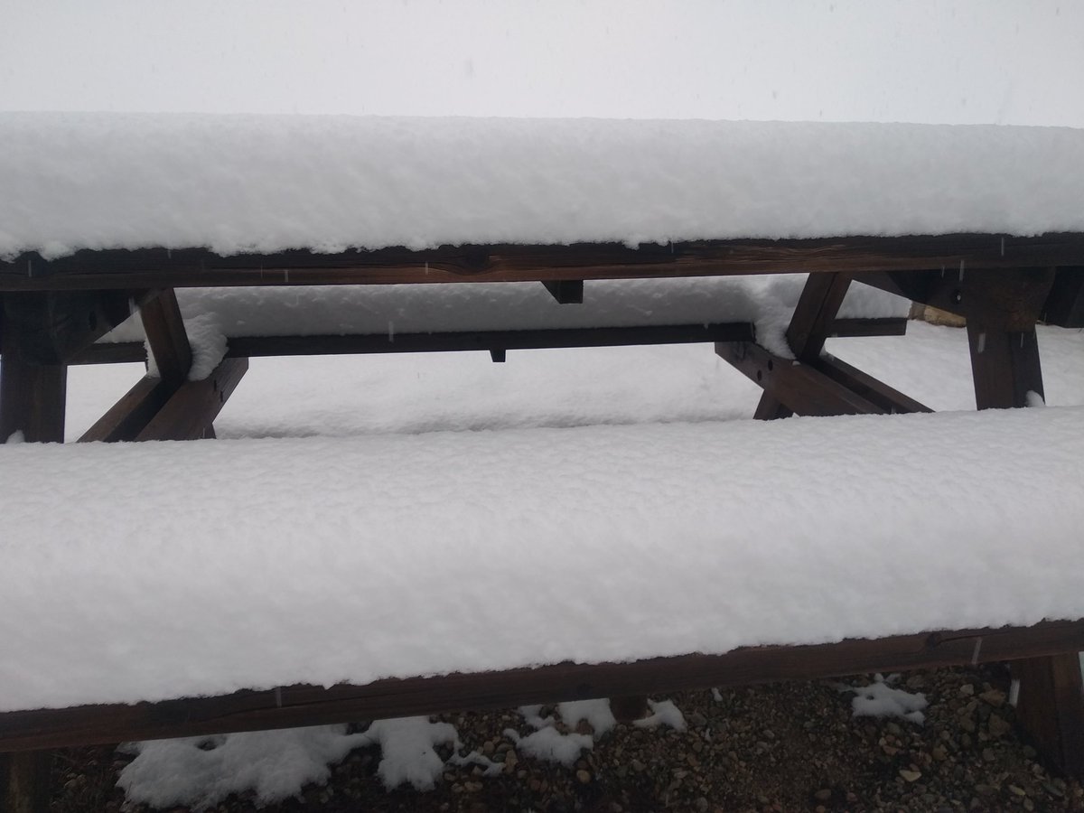 Albertoalka's tweet photo. Buen paquete que ha caído desde las 6 de esta mañana en la localidad de #castelseras en #teruel y continua nevando levemente. Supongo que pasará a ser lluvia pronto porque la previsión es que suba la cota de nieve. @meteo_aragon @TeruelMeteo  @eltiempo_atv https://t.co/USgfbZiDV0