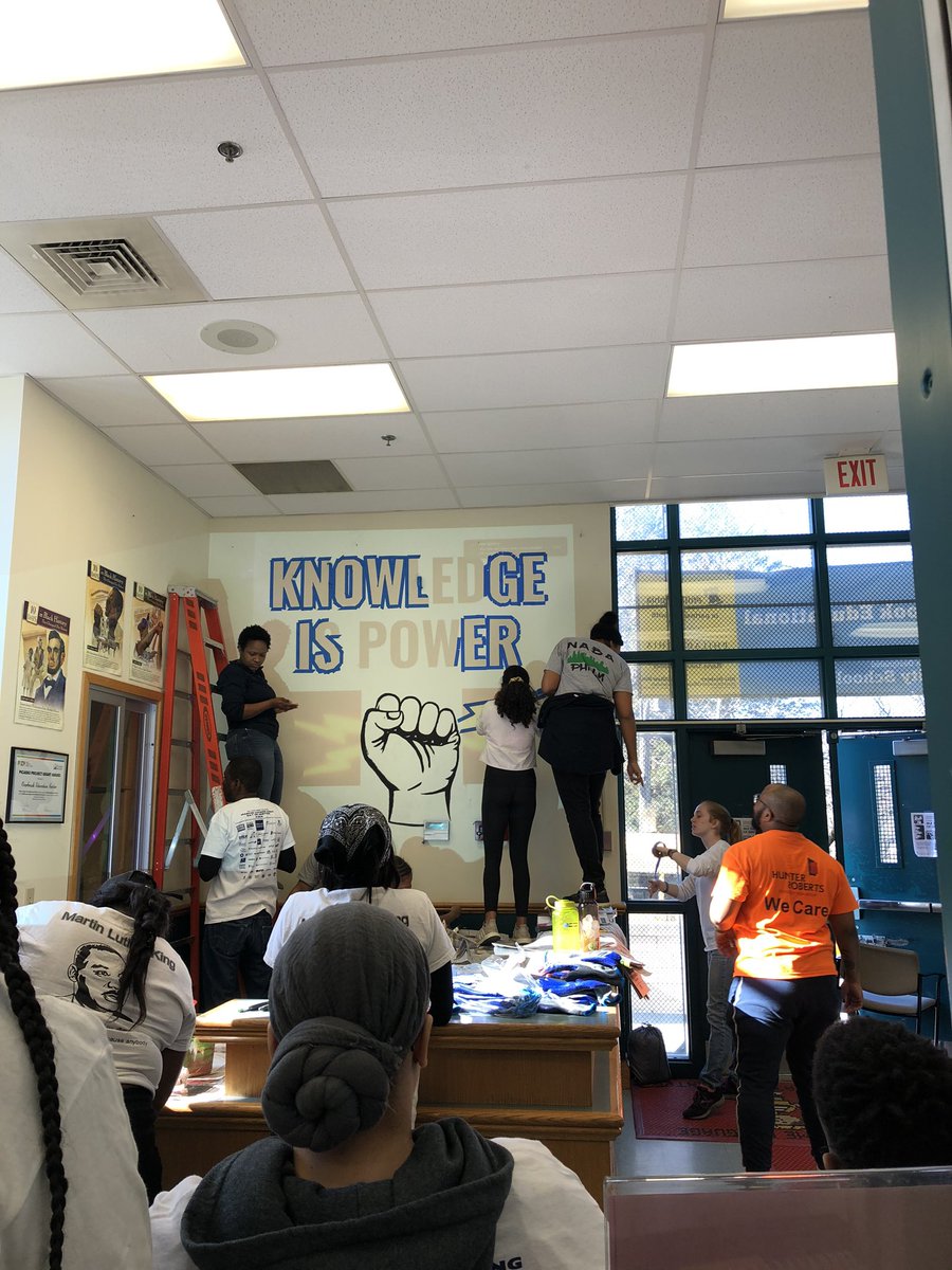 350 volunteers have taken over <a href="/oecjags/">Overbrook Educational Center</a> to paint murals, decorate the rec room, and reorganize the library! 🎨📚 This is the school’s 6th annual #MLKDayofService event. #CommunitySchoolsPHL