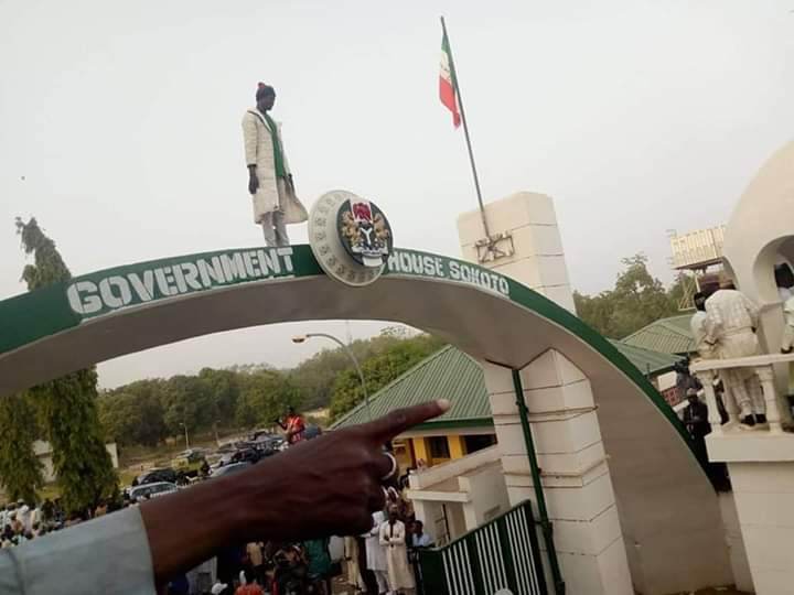 Deyemmi_'s tweet photo. Situation report from @SokotoGovtHouse as thousand @OfficialPDPNig faithful trooped the venue to welcome H.E Gov. @AWTambuwal after his confirmation of his victory in the last election by the Supreme Court, Today.
#TambuwalMovement https://t.co/n9N0h5PsqI