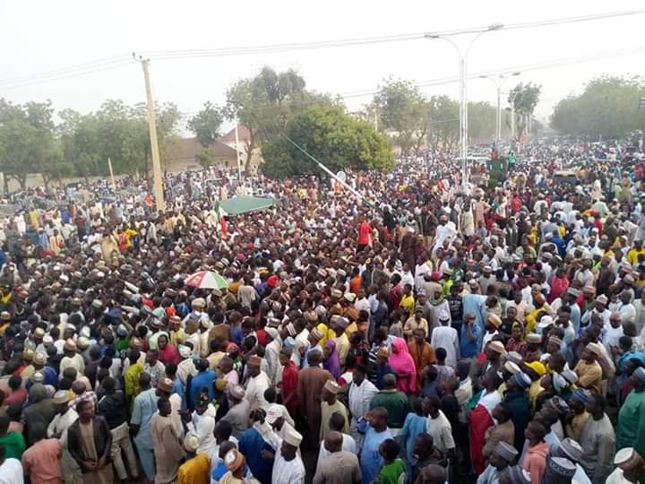 Deyemmi_'s tweet photo. Situation report from @SokotoGovtHouse as thousand @OfficialPDPNig faithful trooped the venue to welcome H.E Gov. @AWTambuwal after his confirmation of his victory in the last election by the Supreme Court, Today.
#TambuwalMovement https://t.co/n9N0h5PsqI