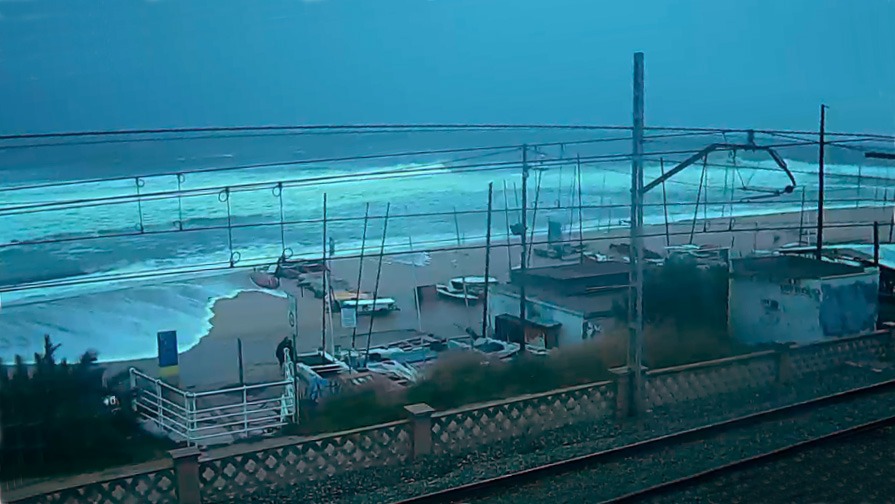Montgat's tweet photo. Precaució! No us acosteu al mar! Ones altes a la platja de #Montgat https://t.co/sYBcQCfSPd