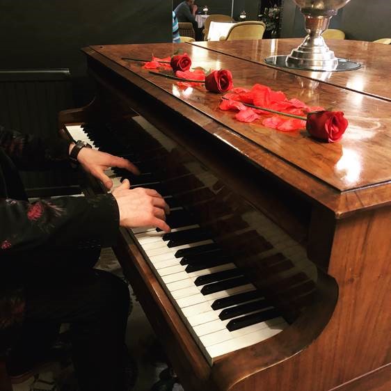 It's still not too late to book that romantic getaway for Valentine's Day!

Our package includes a three course dinner, bottle of prosecco and chocolate strawberries awaiting you in your room...What more could you want? Head to our Facebook for booking info!

#MGalleryMoments