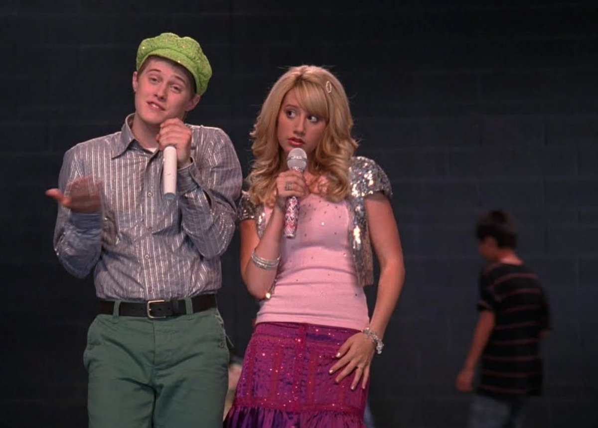 GossipRoomOff's tweet photo. Alerte coup de vieux ! Le premier opus de la saga #HighSchoolMusical fête ses 14 ans aujourd'hui ! 🎂🏀❤️ https://t.co/orgAMkkYZq