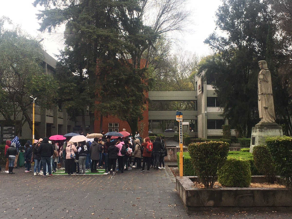 FES_ACATLAN's tweet photo. La comunidad acatleca regresa a sus actividades normales después de la activación de la #AlertaSísmica para el primer Simulacro Nacional del año. #LaPrevenciónEsNuestraFuerza https://t.co/pPikFWBls4