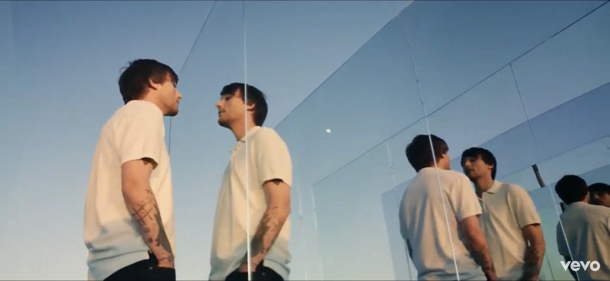 tracklist's tweet photo. Louis Tomlinson, obrigado pelo clipe da carreira! #WallsMusicVideo https://t.co/Y2oF1VJV8D