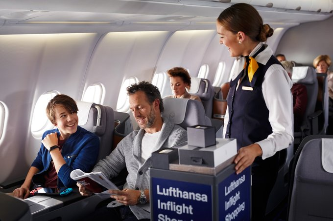 Lufthansa_BR's tweet photo. Em voos com duração de 150 minutos ou mais, oferecemos a oportunidade de comprar mercadorias exclusivas com nosso serviço de #InflightShopping https://t.co/B2G8Vstdvh